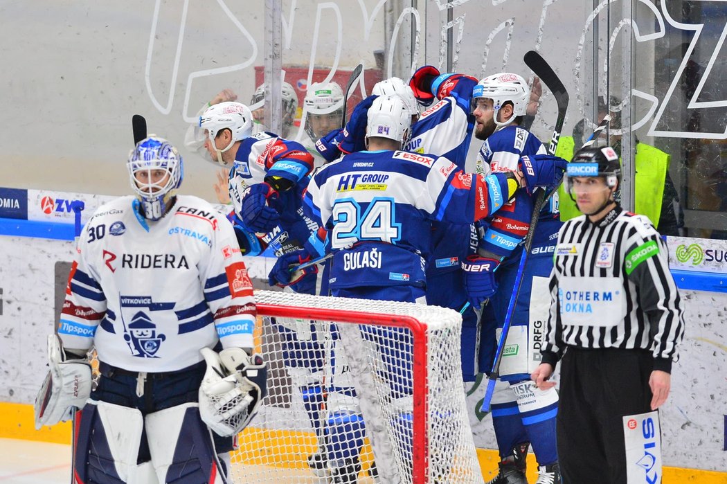 Hokejisté Komety Brno oslavují gól útočníka Tomáše Vincoura (vpravo)