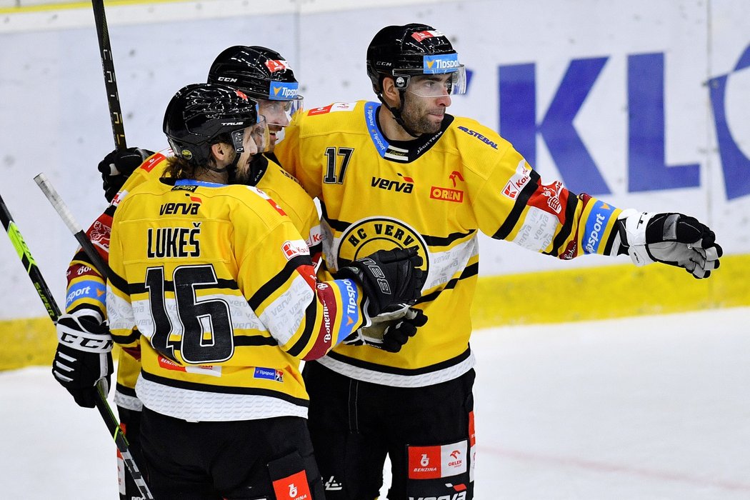 Litvínovští hokejisté se radují z gólu veterána Viktora Hübla (uprostřed)