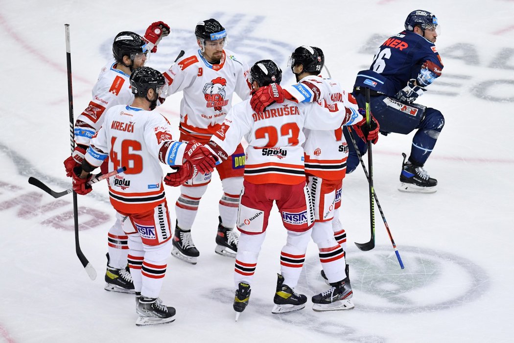 Olomoučtí hokejisté oslavují vstřelenou branku