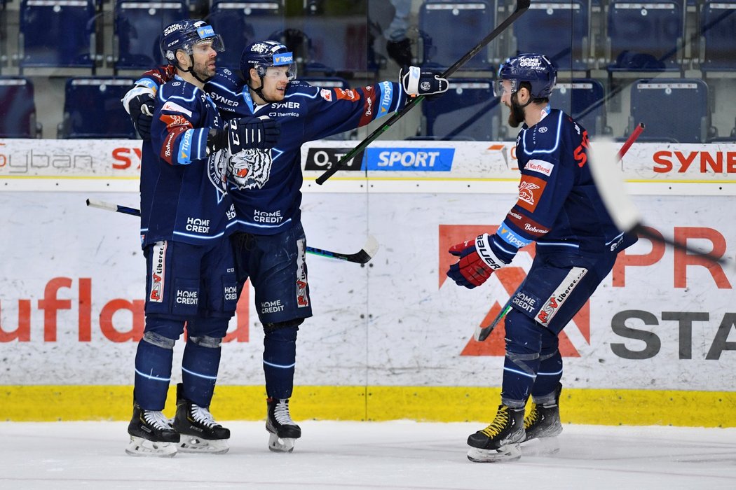Liberečtí hokejisté se radují z gólu Dávida Grígera (uprostřed)