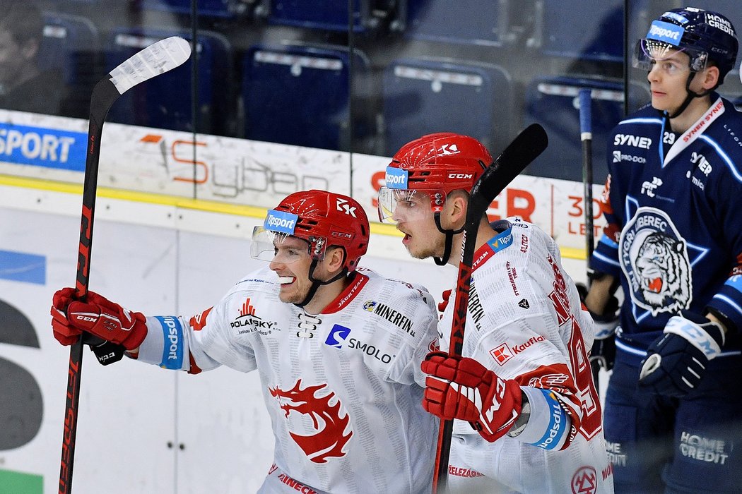 Třinecký útočník Andrej Nestrašil (vpravo) oslavuje vstřelený gól Liberci