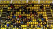 Prořídlá tribuna litvínovského zimního stadionu po zavedení nových vládních opatření