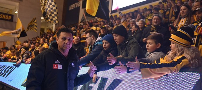 Trenér Vladimír Růžička se zdraví s malými fanoušky Litvínova před premiérovým zápasem na střídačce