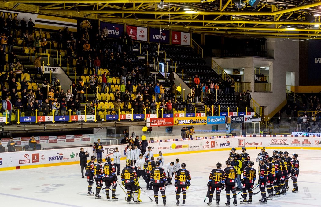 Litvínovští hokejisté si užívají vítěznou děkovačku s fanoušky