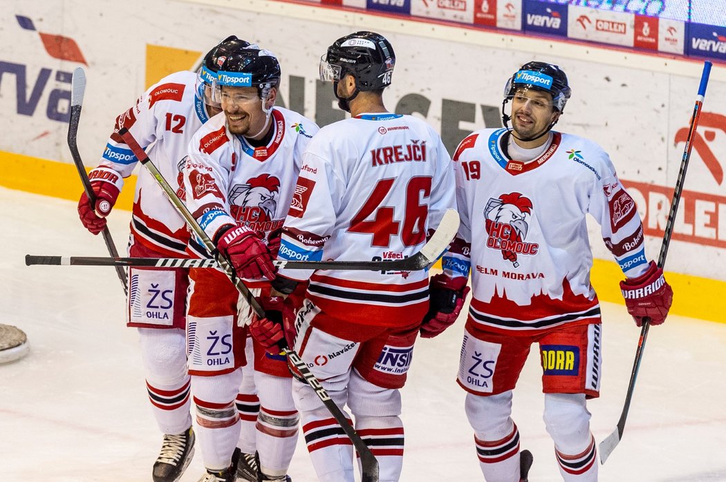 Olomoučtí hokejisté se radují z gólu Davida Krejčího (uprostřed)