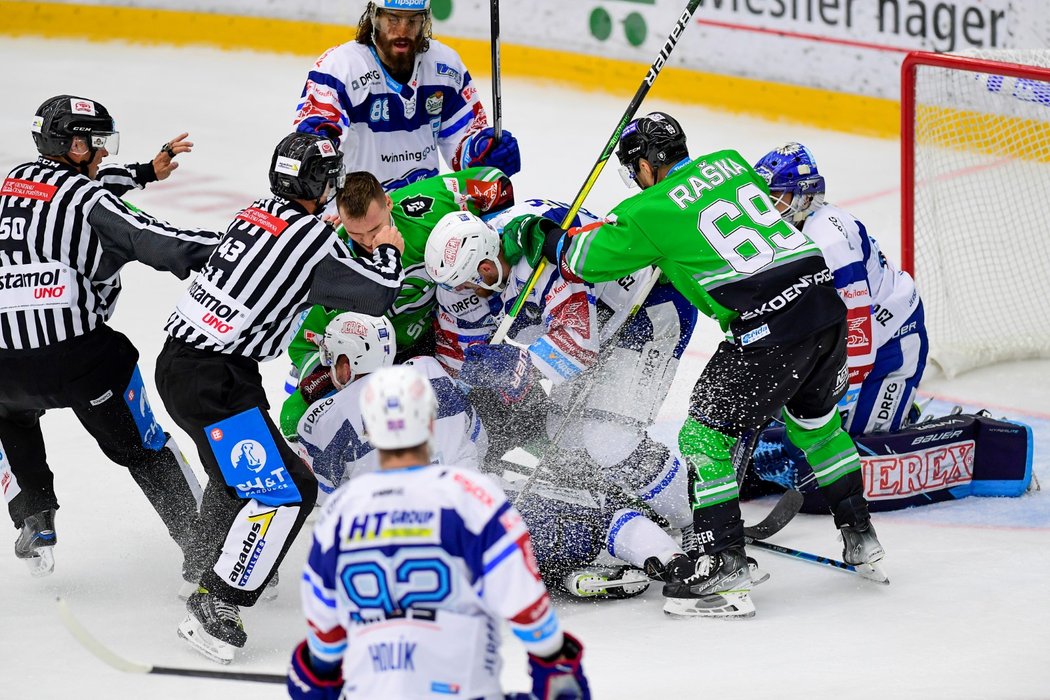 Pořádná mela před brankářem Komety Lukášem Klimešem