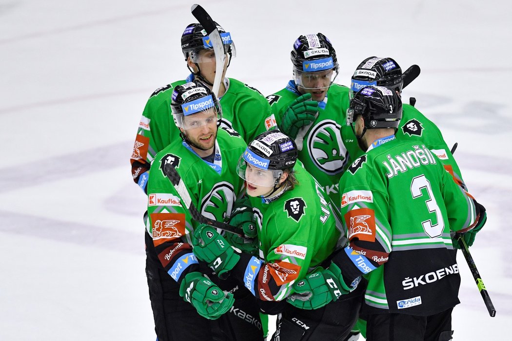 Mladoboleslavští hokejisté se radují z gólu Fina Alexe Lintuniemiho