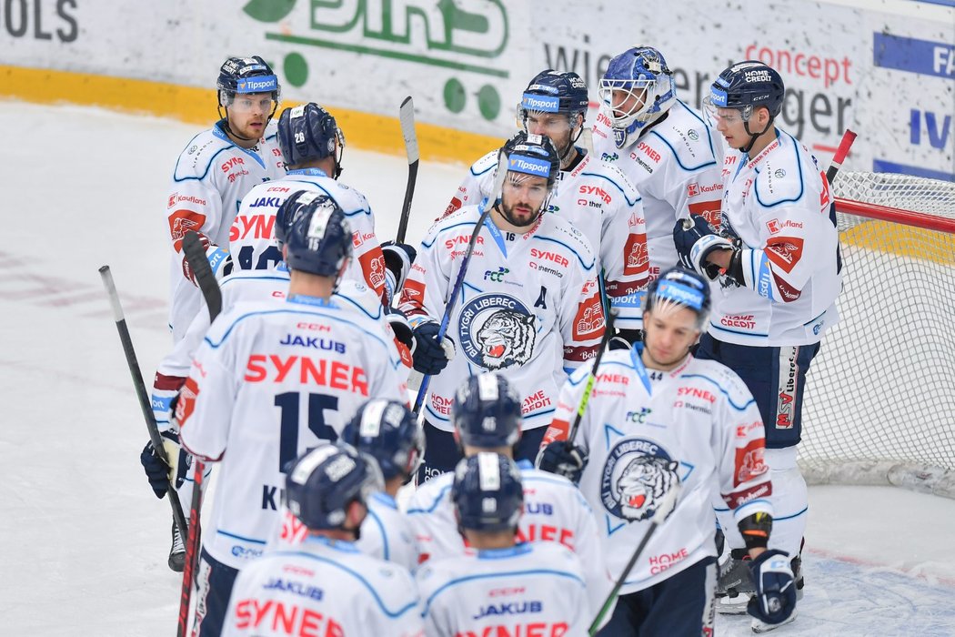 Hokejisté Liberce oslavují vítězství v Mladé Boleslavi