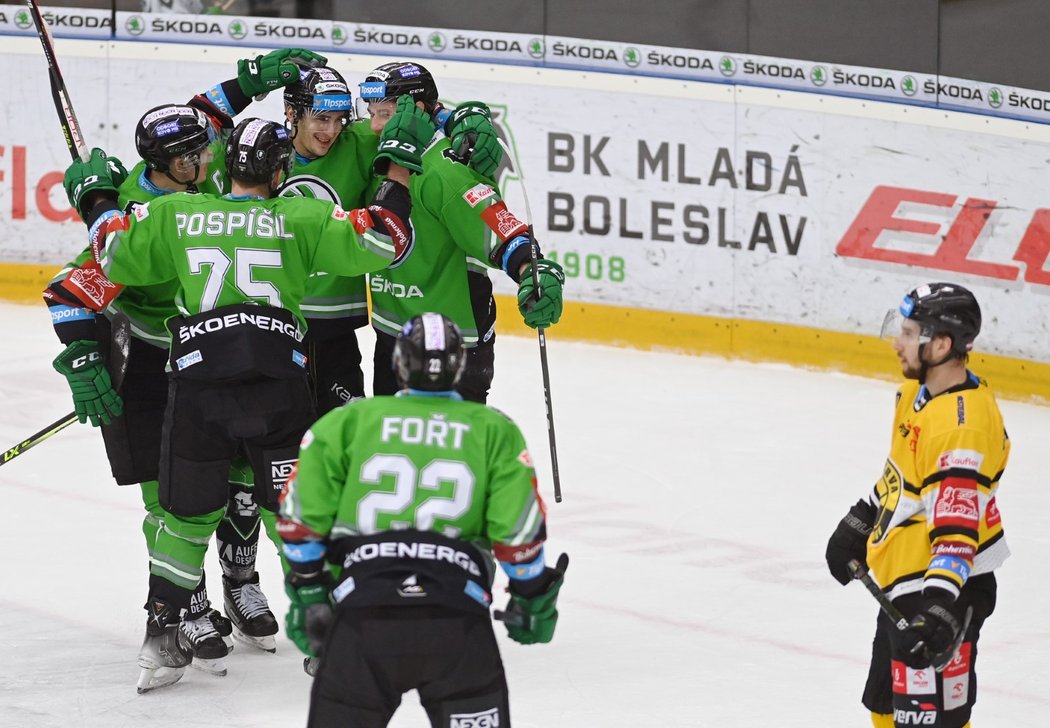 Mladoboleslavští hokejisté se radují z gólu