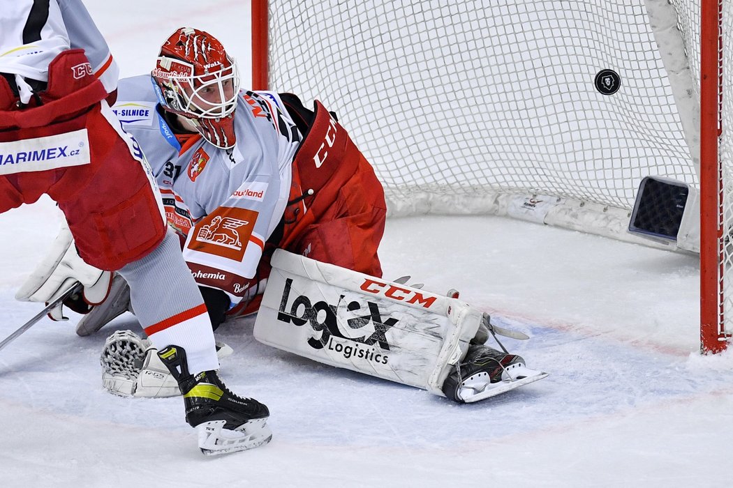 Gólman Mountfieldu HK Henri Kiviaho inkasuje branku