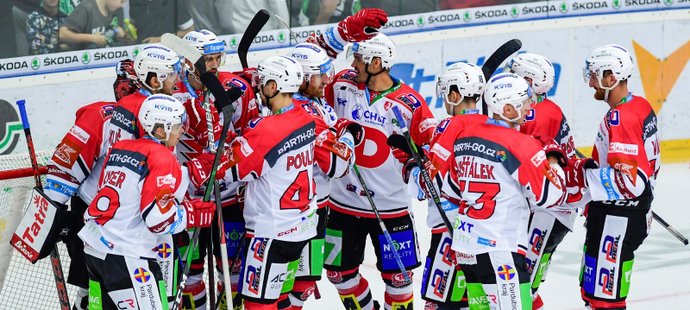 Pardubičtí hokejisté oslavují vítězství v Mladé Boleslavi