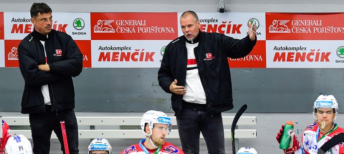 Pardubický kouč Richard Král (vpravo) na střídačce Dynama