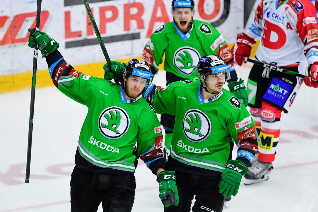 Mladoboleslavští hokejisté Ondřej Najman (vlevo) a Miloš Kelemen se radují z gólu