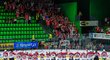 Pardubičtí hokejisté si užívají děkovačku se svými fanoušky, kteří dorazili do Mladé Boleslavi