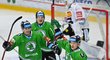 Hokejisté Mladé Boleslavi se radují z gólu