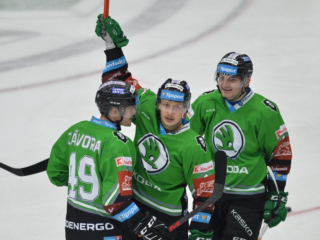 Hokejisté Mladé Boleslavi se radují z gólu Davida Bernada (uprostřed)
