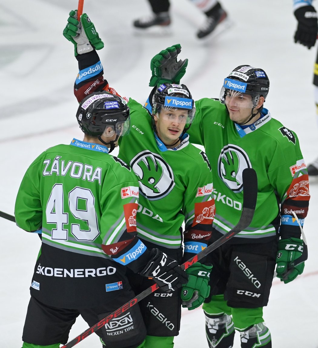 Mladoboleslavští hokejisté oslavují gól Davida Bernada (uprostřed)