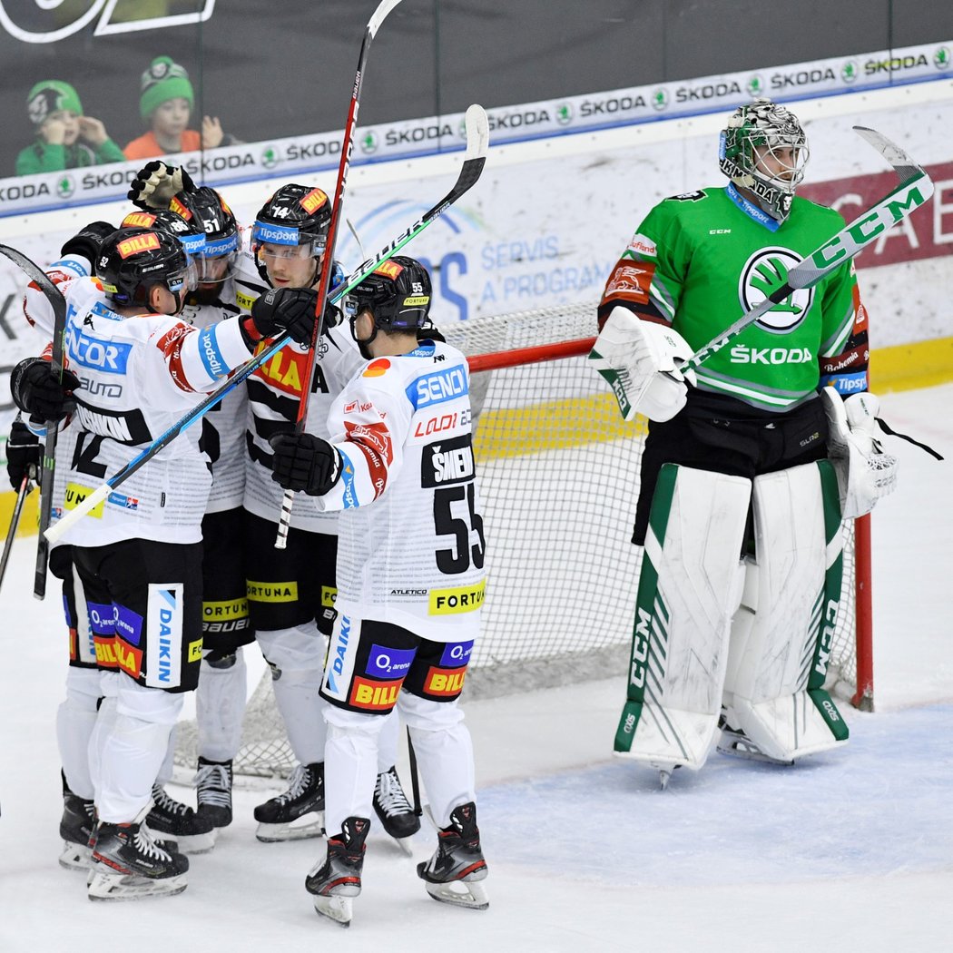 Hokejisté Sparty se radují z gólu před smutnícím brankářem Gašperem Krošeljem z Mladé Boleslavi