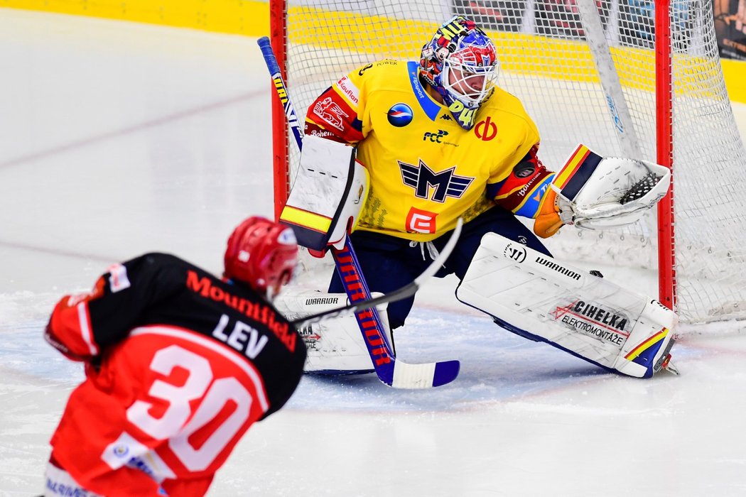 Hradecký útočník Jakub Lev pálí na bránu Dominika Hrachoviny