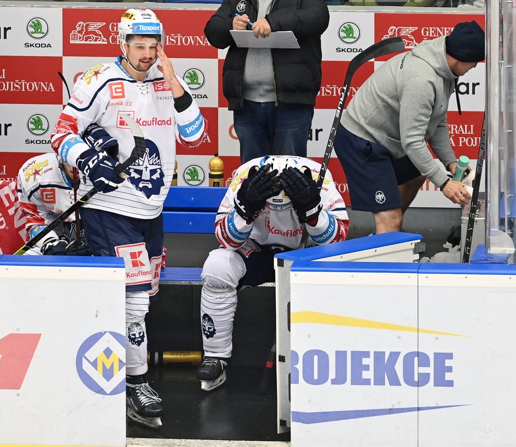 Jaromír Jágr se chytá na kladenské střídačce za hlavu po porážce v Hradci Králové