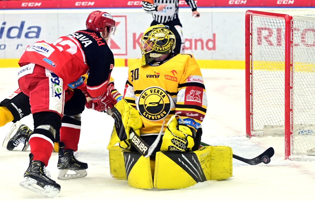 Hradecký útočník Jakub Orsava se snaží překonat brankáře Litvínova Denise Godlu