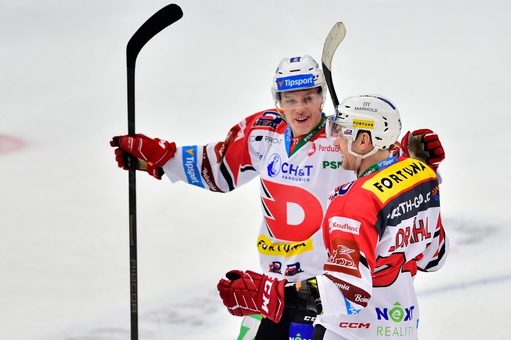 Hokejisté Pardubic Michal Hrádek (vlevo) a Jan Zdráhal oslavují vstřelený gól