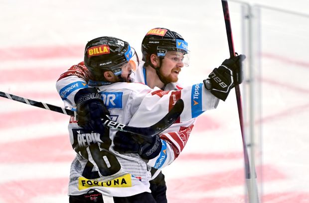 Sparťané Michal Řepík (vlevo) a David Kaše oslavují vstřelený gól Sparťané Michal Řepík (vlevo) a David Kaše oslavují vstřelený gól
