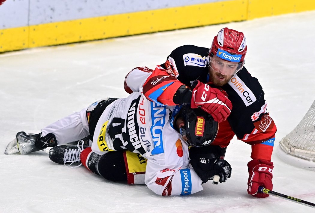 Hradecký útočník Jakub Lev se zvedá po souboji se sparťanem Davidem Vitouchem