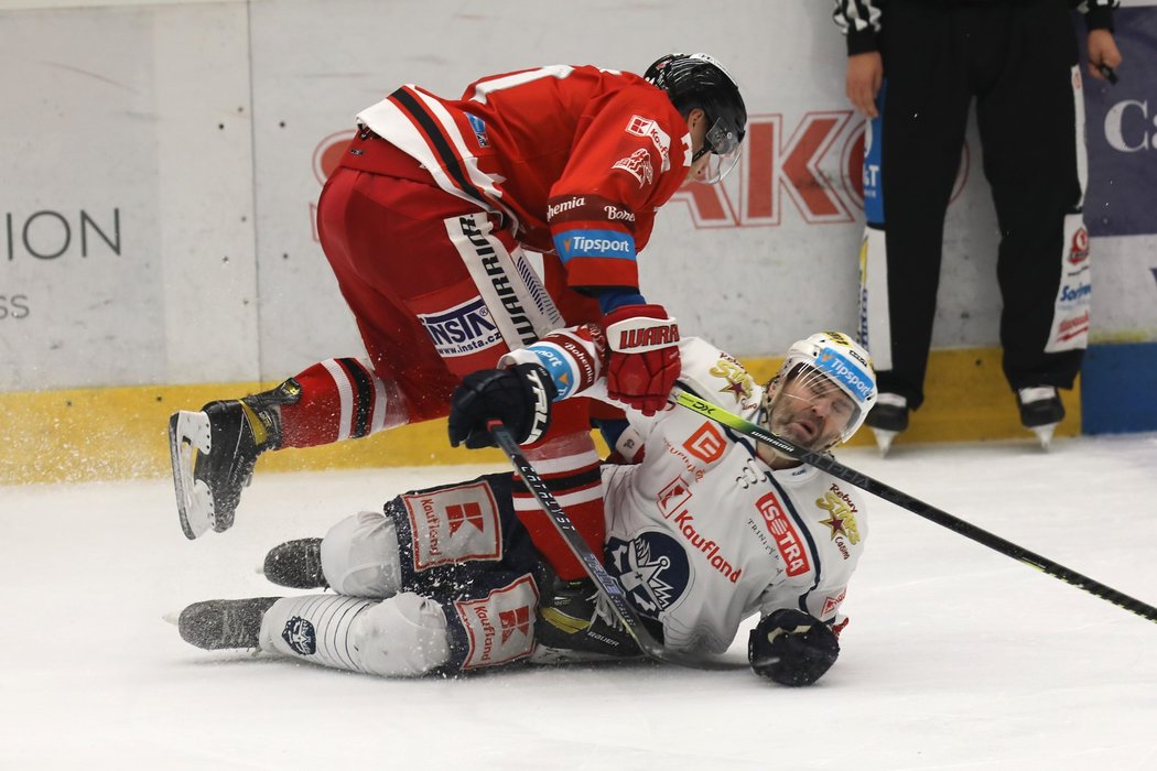 Jaromír Jágr padá k ledu po střetu s Lukášem Klimkem z Olomouce