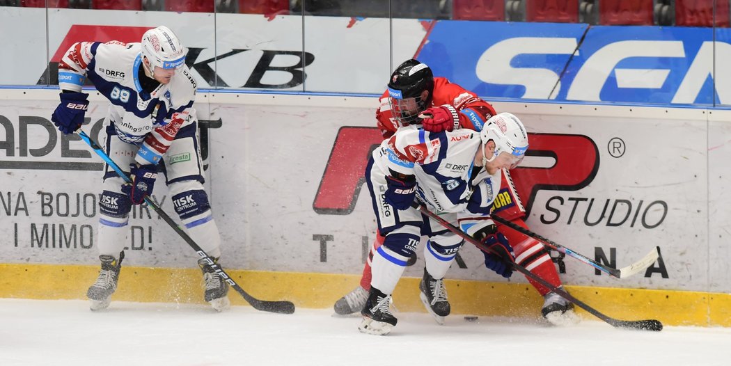 Brněnští útočníci Adam Zbořil (vpravo) a Pavel Jenyš v souboji o puk s olomouckým bekem Janem Švrčkem