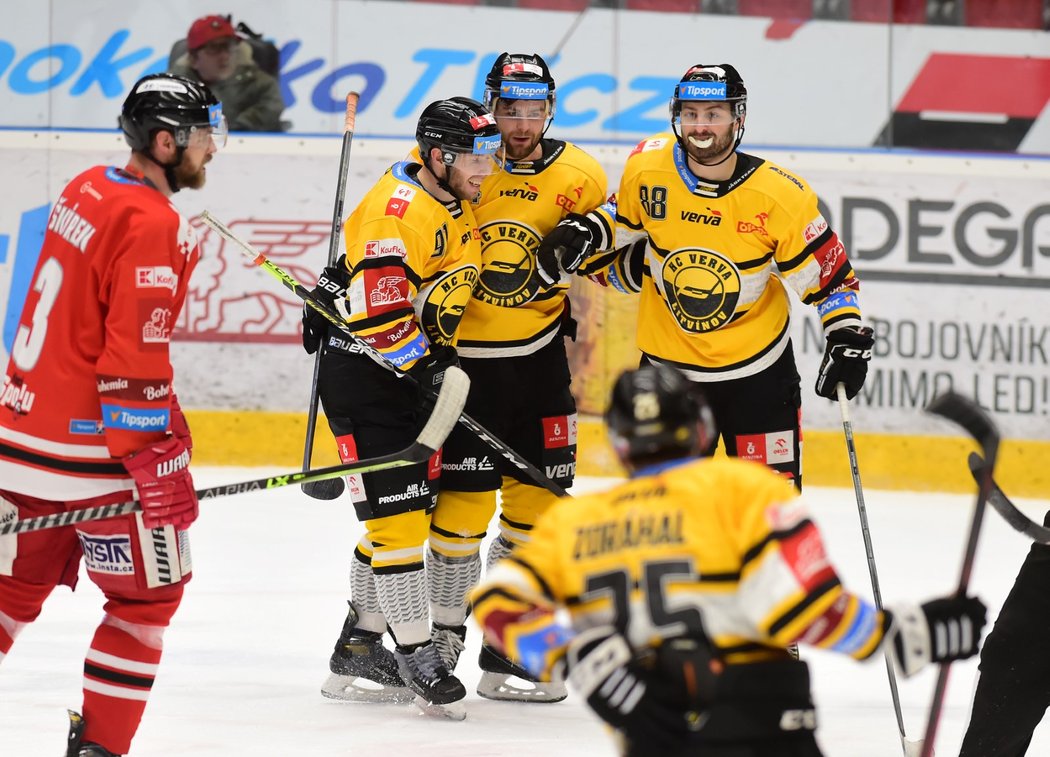 Litvínovští hokejisté se radují z gólu v Olomouci