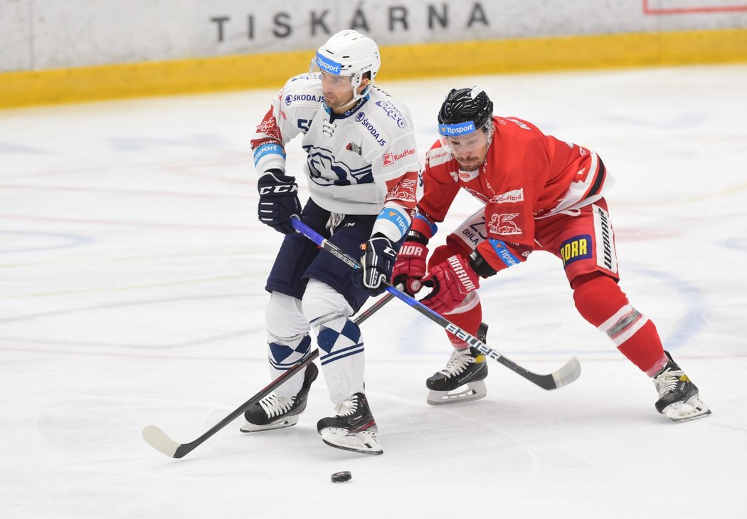 Plzeňský bek Dominik Graňák v souboji s olomouckým útočníkem Janem Káňou