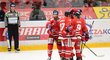 Olomoučtí hokejisté oslavují již 10. gól Davida Krejčího (vlevo)