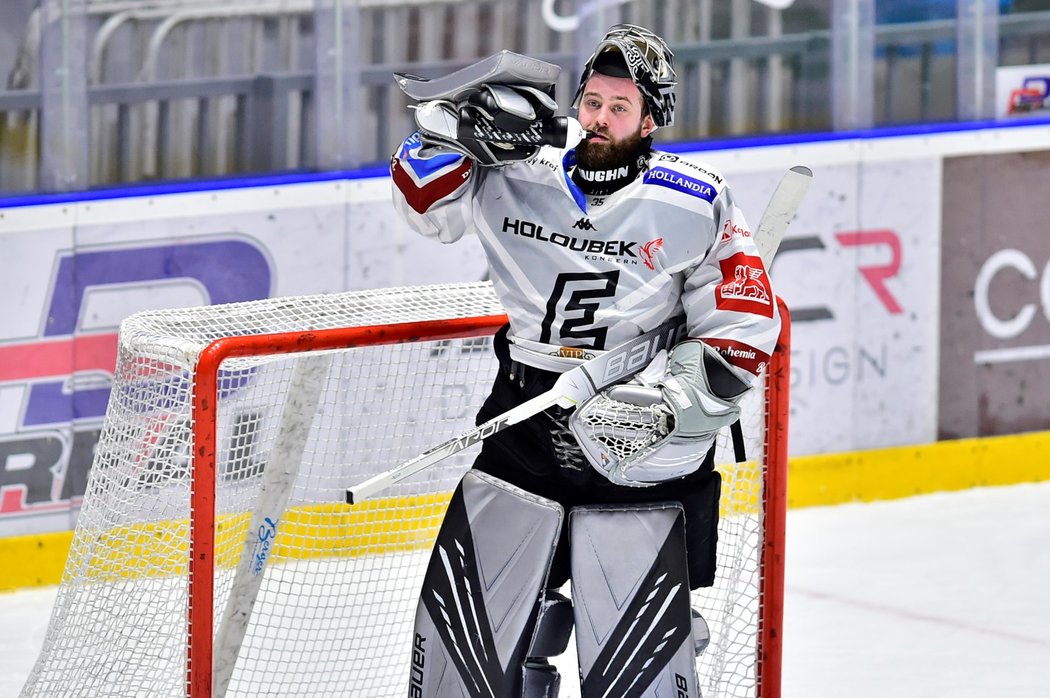 Karlovarský brankář Filip Novotný se občerstvuje během přestávky