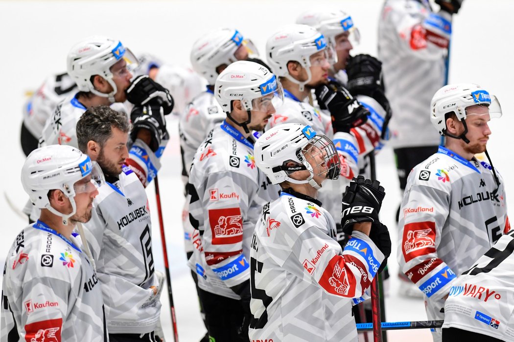 Karlovarští hokejisté smutní po ztraceném utkání v Pardubicích