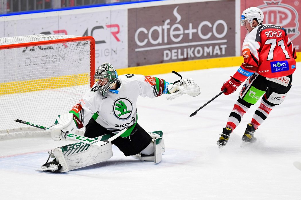 Ondřej Rohlík z Pardubic překonává mladoboleslavského gólmana Gašpera Krošelje