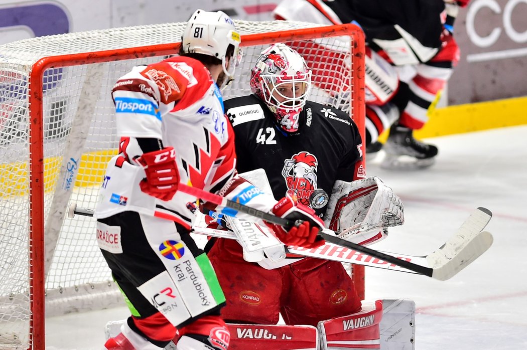 Olomoucký brankář Branislav Konrád chytá puk do své výstroje