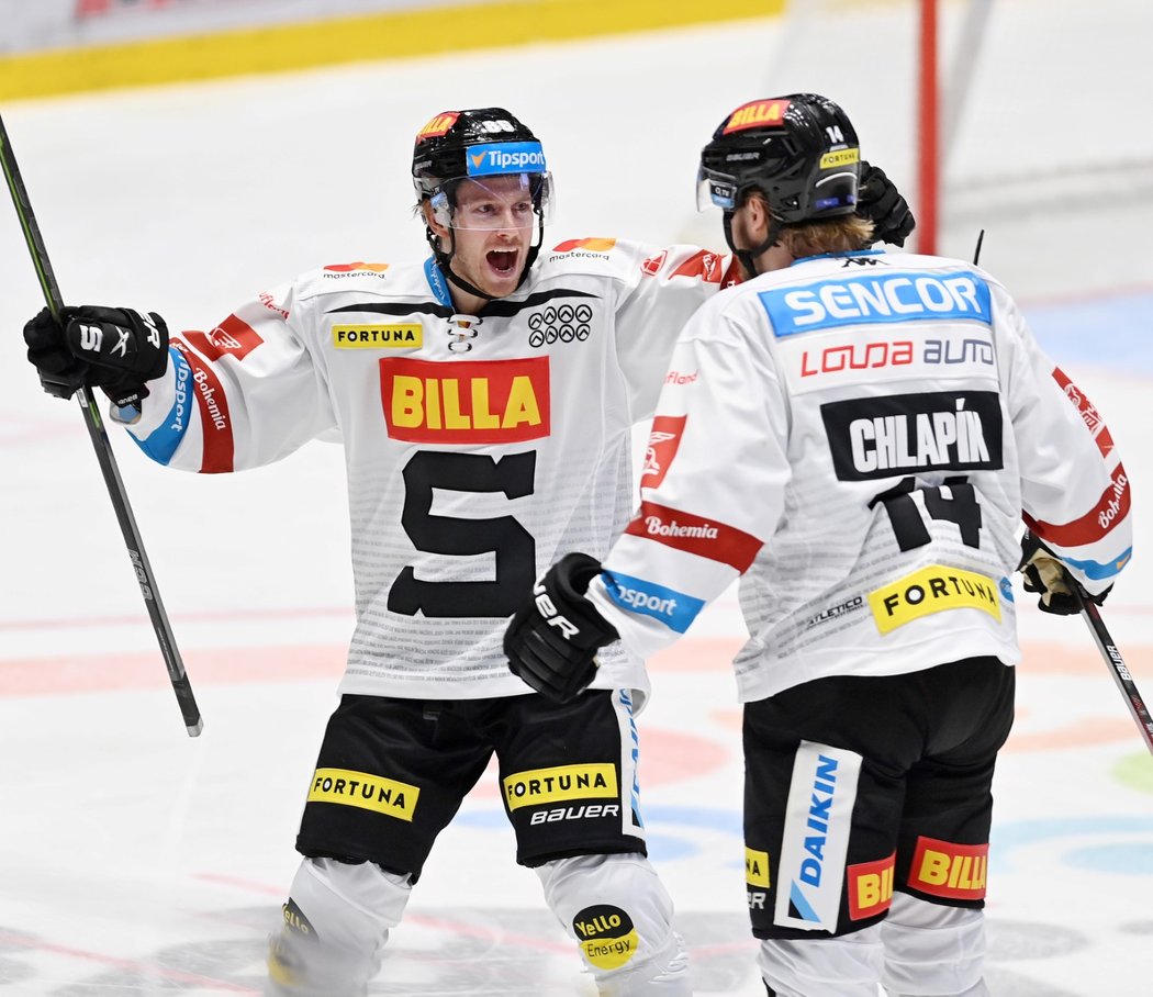 Švéd Erik Thorell (vlevo) ve službách Sparty se raduje z gólu parťáka Filipa Chlapíka