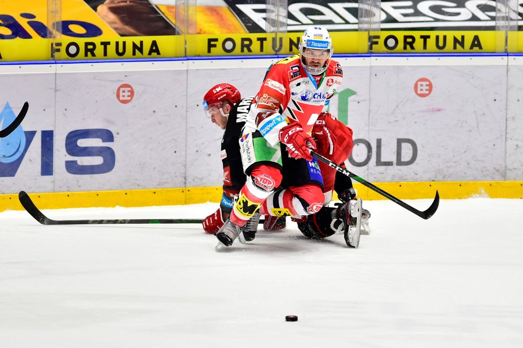 Pardubický bek Jan Kolář v zápase s Třincem