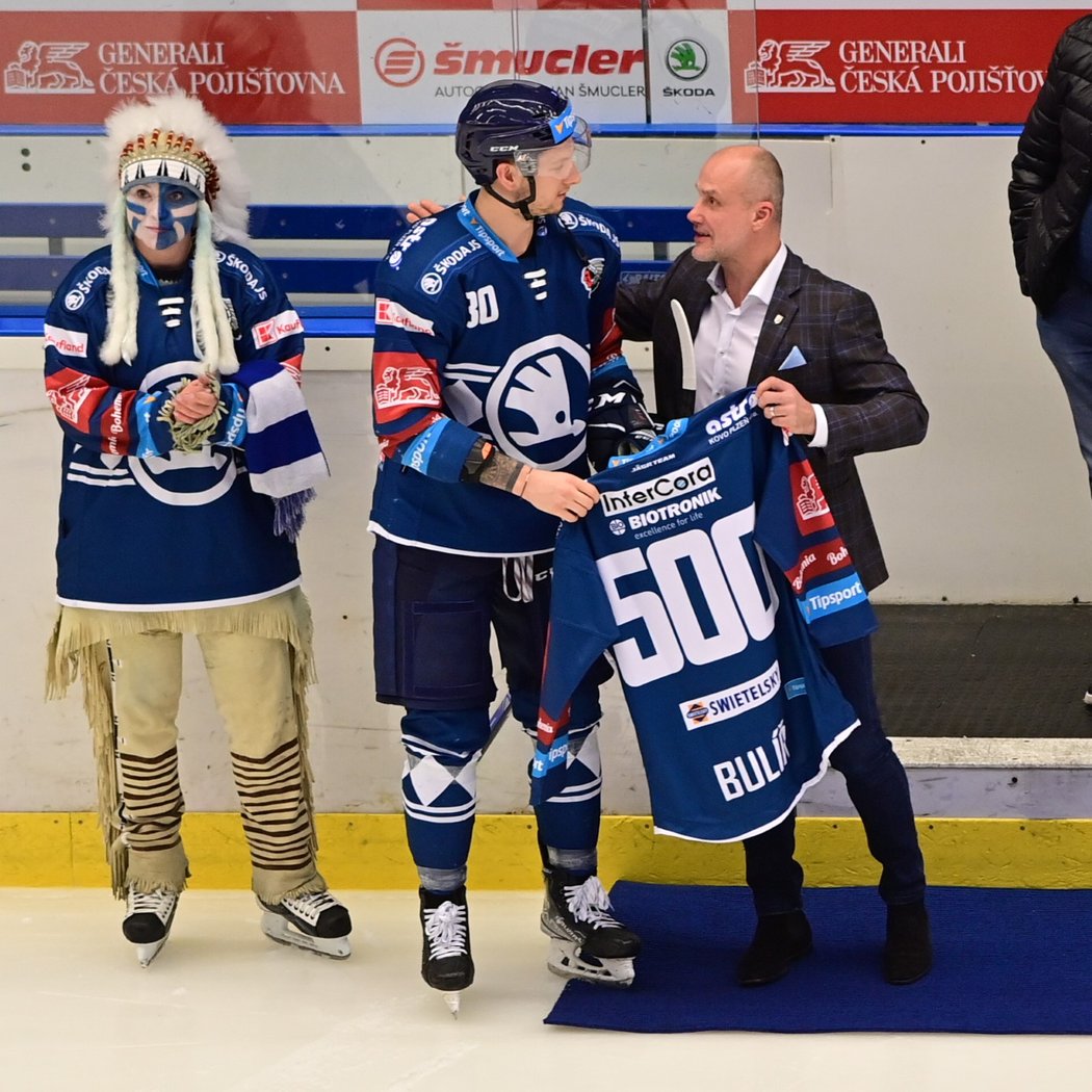 Plzeňský střelec Michal Bulíř po dosáhnutí hranice 500 odehraných utkání v extralize přebírá speciální dres od Martina Straky