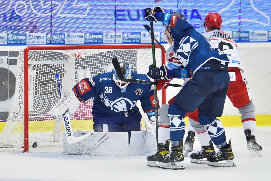 Hradecký útočník Lukáš Cingel překonává brankáře Plzně Dominika Furcha