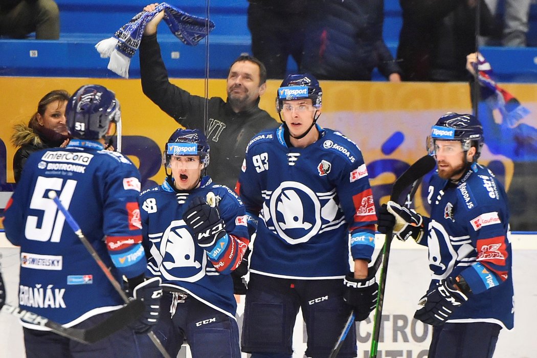 Hokejisté Plzně oslavují vstřelenou branku