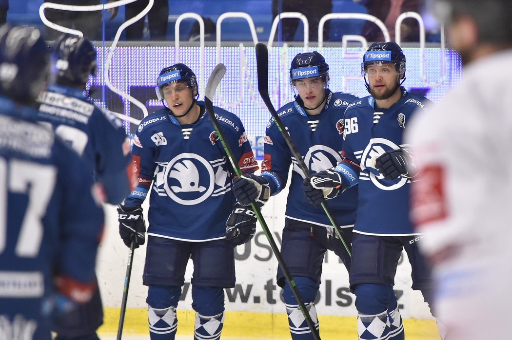 Plzeňští hokejisté oslavují gól švédského útočníka Ludwiga Blomstranda (vpravo)