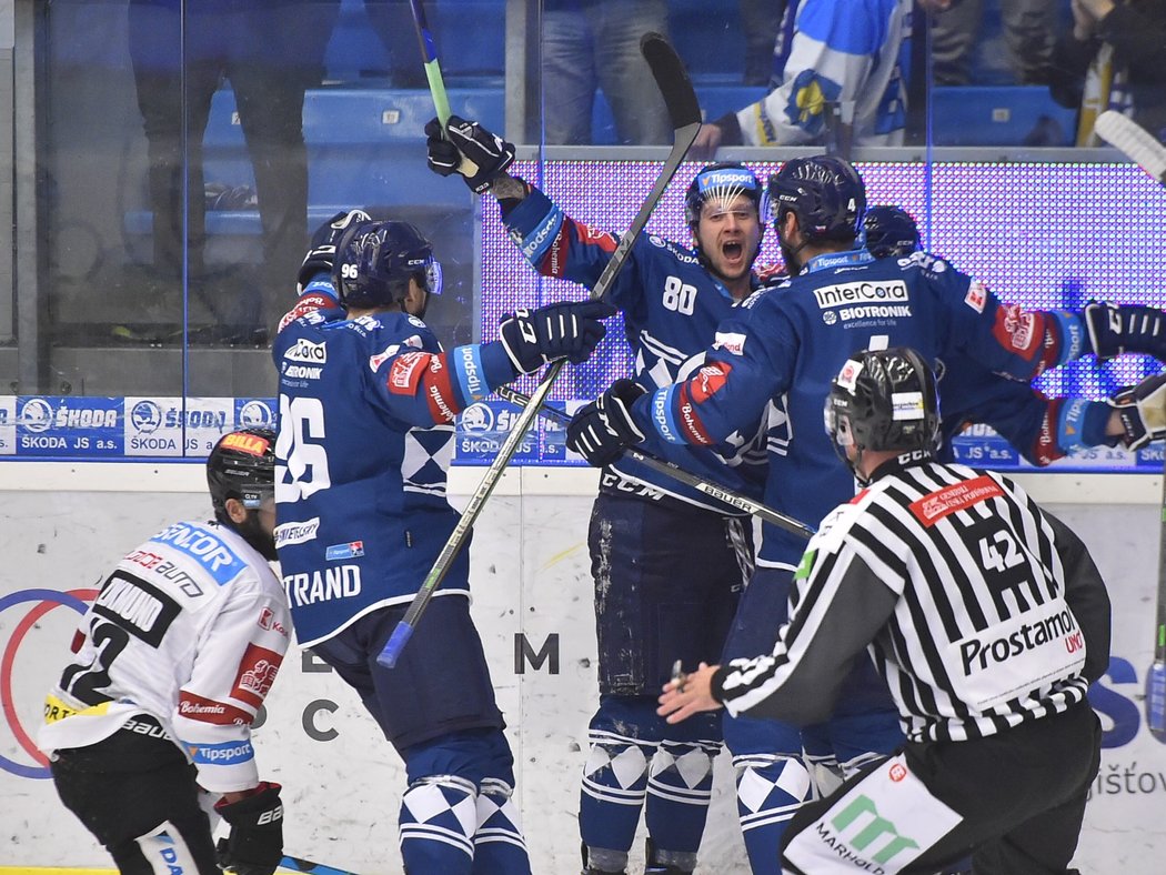 Hokejisté Plzně se radují z gólu útočníka Michala Bulíře (uprostřed)
