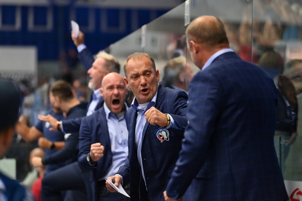 Plzeňský trenér Václav Baďouček (uprostřed) oslavuje s kolegy výhru při domácí premiéře