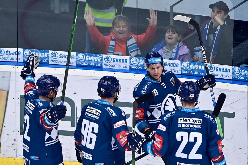 Plzeňští hokejisté se radují z gólu střelce Michala Bulíře (uprostřed)