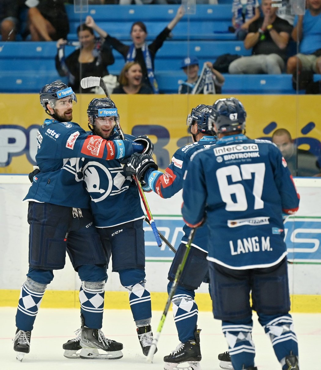Plzeňští hokejisté se radují z gólu Martinse Dzierkalse (druhý zleva)