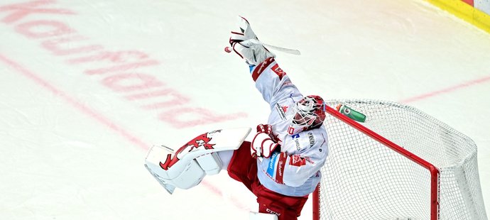 Třinecký brankář Ondřej Kacetl oslavuje vítězství Ocelářů