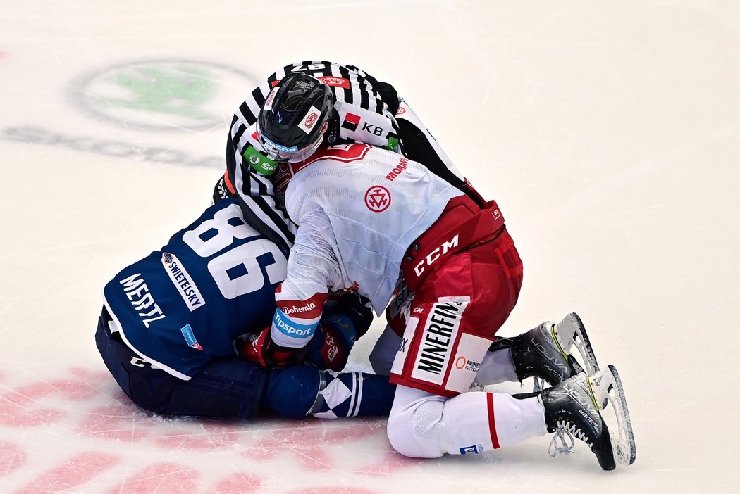 Třinecký bek David Musil v potyčce s Tomášem Mertlem z Plzně