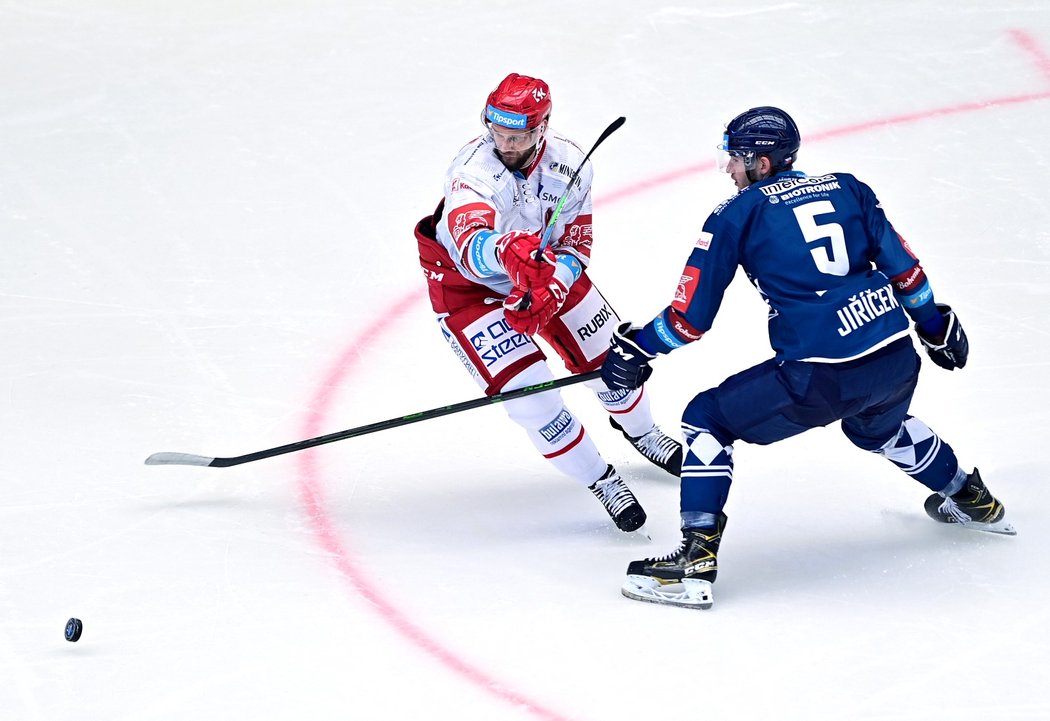 Plzeňský zadák David Jiříček brání v akci Martinu Růžičkovi